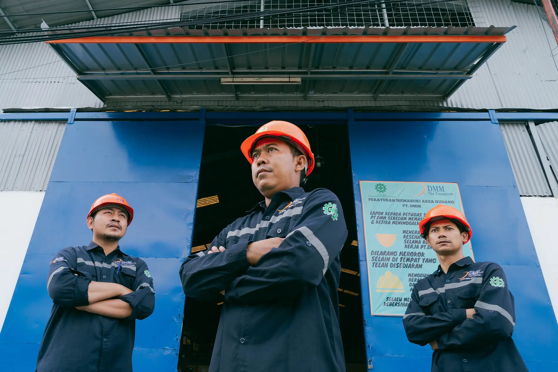 Tim gudang DMM berpose di depan area penyimpanan